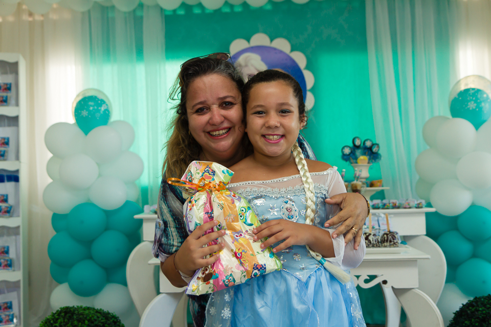 Feliz com abraço pelo fotógrafo Douglas Maia