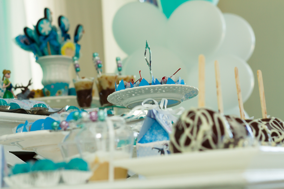 Mesa de doces personalizada Tema Frozen pelo fotógrafo Douglas Maia