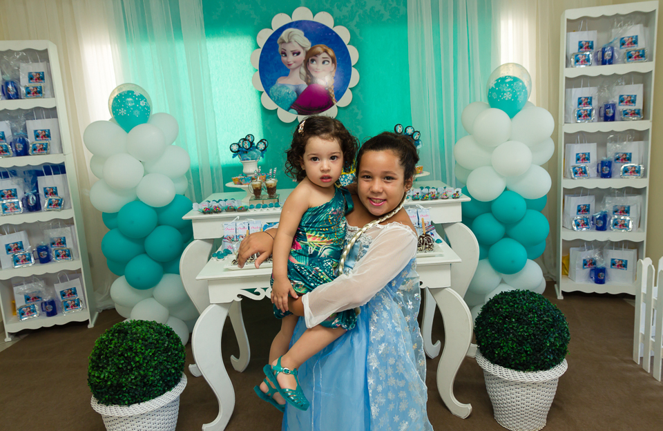 Duda carrega menina pelo fotógrafo Douglas Maia