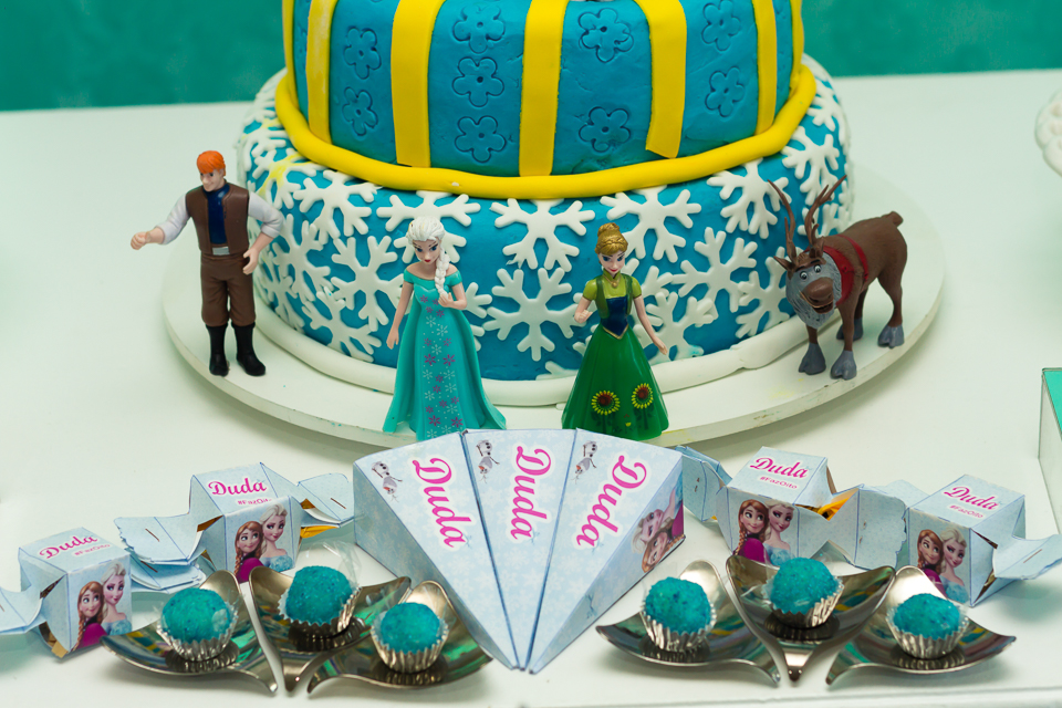 Bolo Personagens e lembrancinhas Frozen pelo fotógrafo Douglas Maia