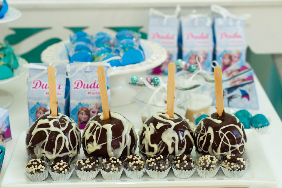 Maça de chocolate e doces pelo fotógrafo Douglas Maia