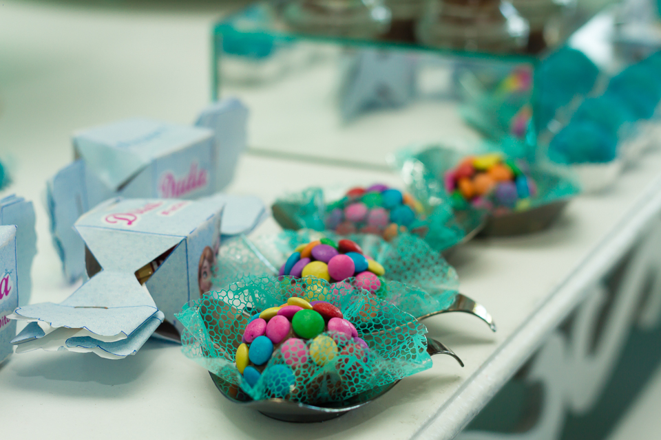 Doce com confete na colher pelo fotógrafo Douglas Maipelo fotógrafo Douglas Maia