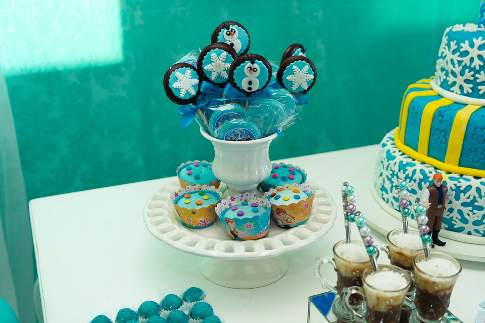 Mesa com Cupcakes Tema Frozen pelo fotógrafo Douglas Maia