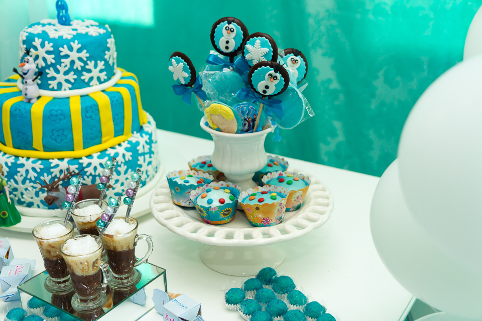 Mesa com pirulitos de chocolate Tema Frozen pelo fotógrafo Douglas Maia