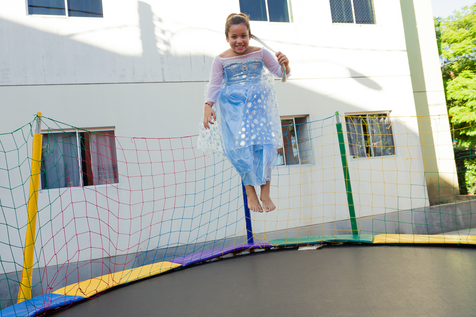 Duda se diverte no pula pula pelo fotógrafo Douglas Maia