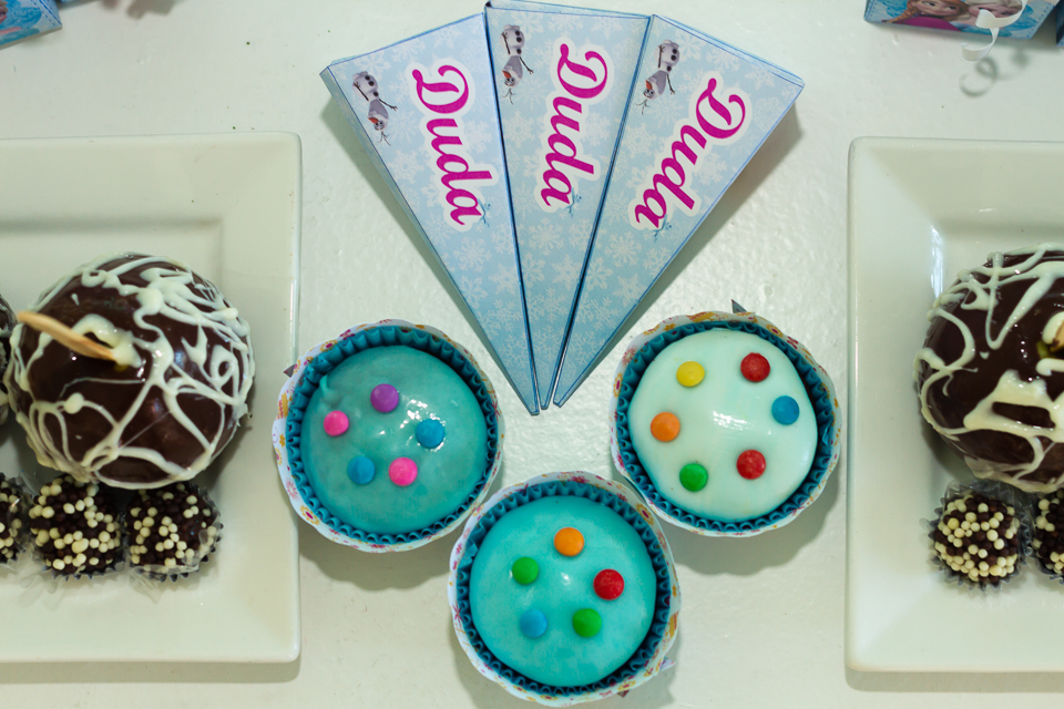 Cupcakes e caixa personalizada Frozen pelo fotógrafo Douglas Maia