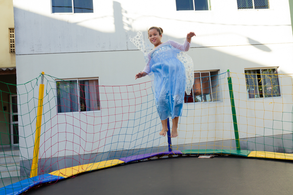 Duda feliz no pula pula pelo fotógrafo Douglas Maia