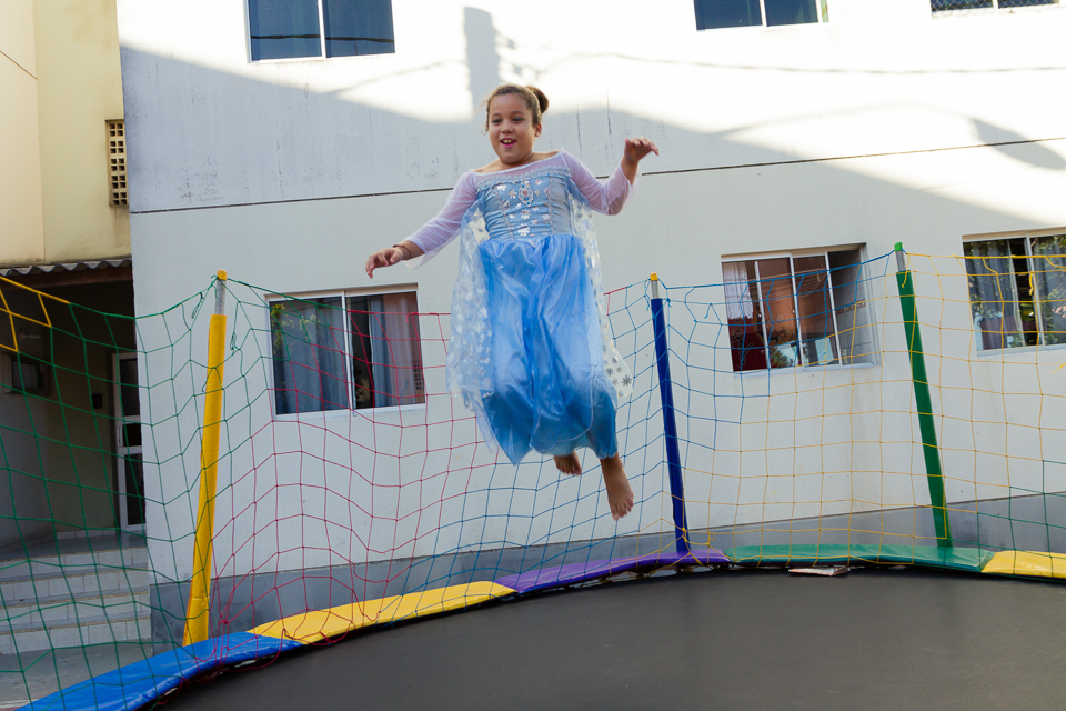 Maria Eduarda no pula pula pelo fotógrafo Douglas Maia