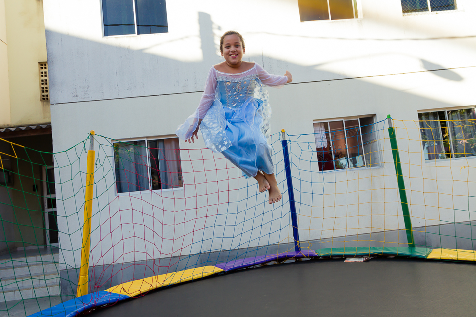 Maria eduarda alegre no pula pula pelo fotógrafo Douglas Maia