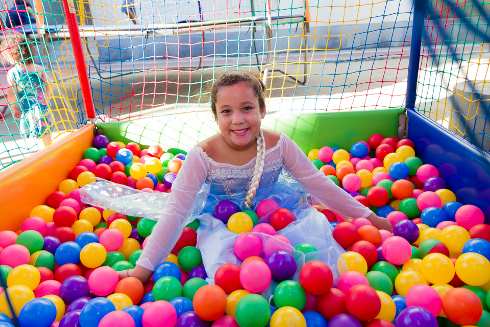 Duda sorrindo na piscina de bolinhas pelo fotógrafo Douglas Maia