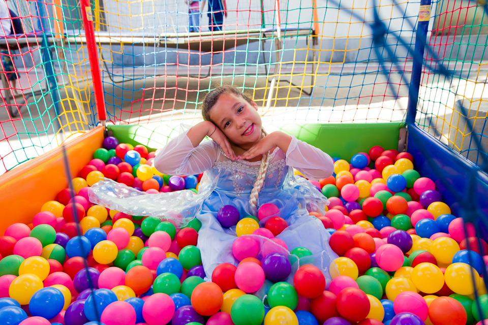 Duda linda na piscina de bolinha pelo fotógrafo Douglas Maia