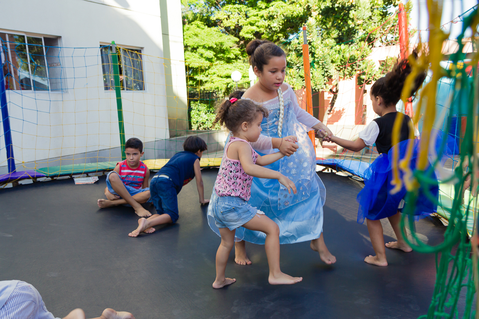 Duda segura a mão de amiga no pula pula pelo fotógrafo Douglas Maia