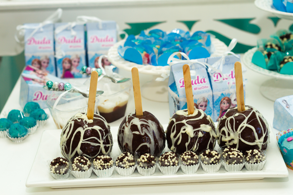 Maça de chocolate e doces Tema Frozen  pelo fotógrafo Douglas Maia