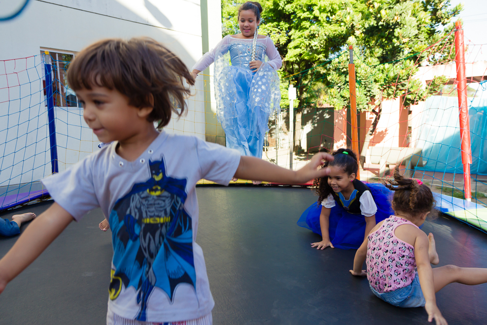 Menino feliz no pula pula pelo fotógrafo Douglas Maia