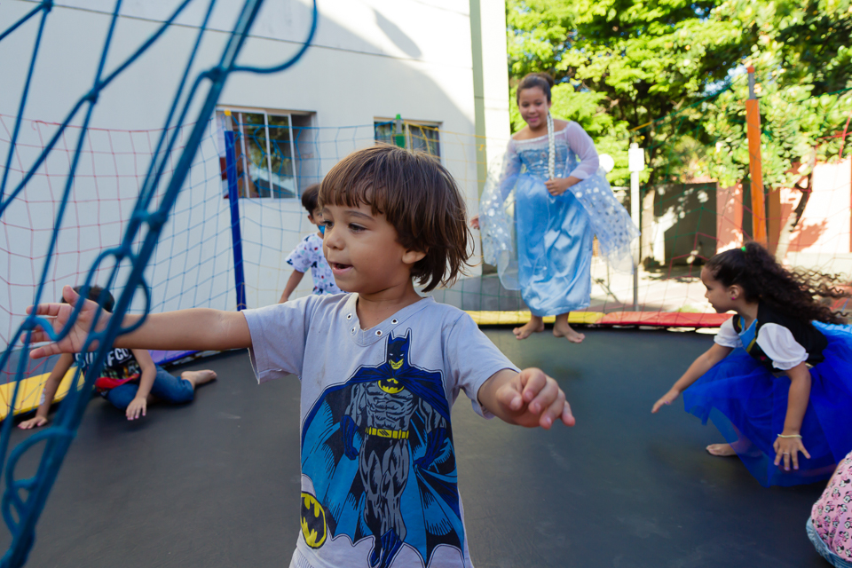Menino brincando no pula pula pelo fotógrafo Douglas Maia