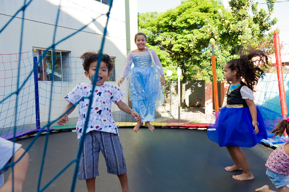 Pulando no pula pula pelo fotógrafo Douglas Maia