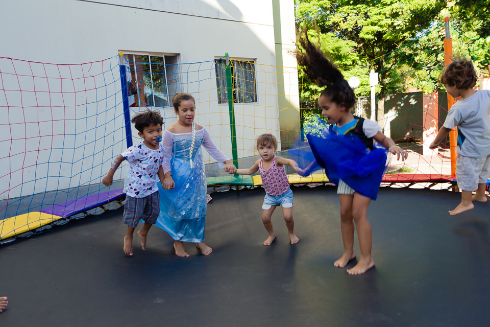 Crianças no pula pula pelo fotógrafo Douglas Maia