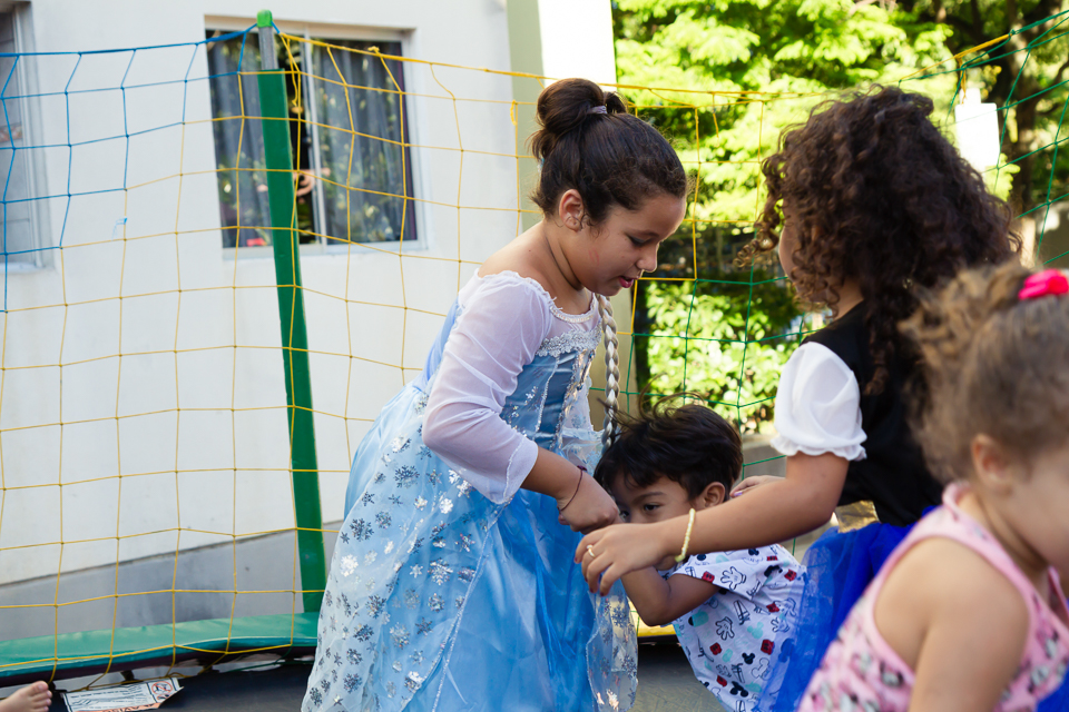 Duda brinca com amigos no pula pula pelo fotógrafo Douglas Maia