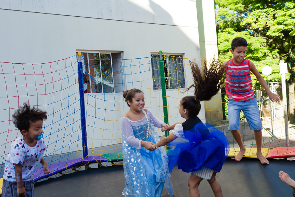 Duda brinca com amiga no pula pula pelo fotógrafo Douglas Maia