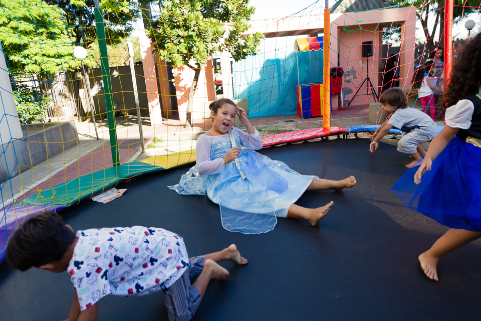 Duda sentada no pula pula pelo fotógrafo Douglas Maia