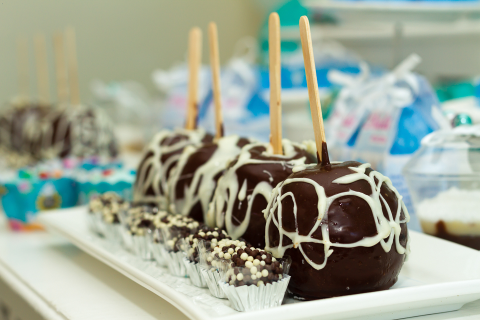 Maça de chocolate e brigadeiros pelo fotógrafo Douglas Maia