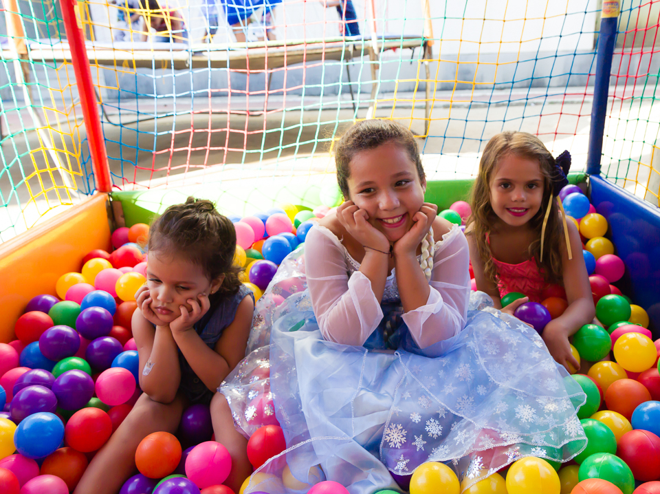 Amigas posam para foto na piscina de bolinhas pelo fotógrafo Douglas Maia