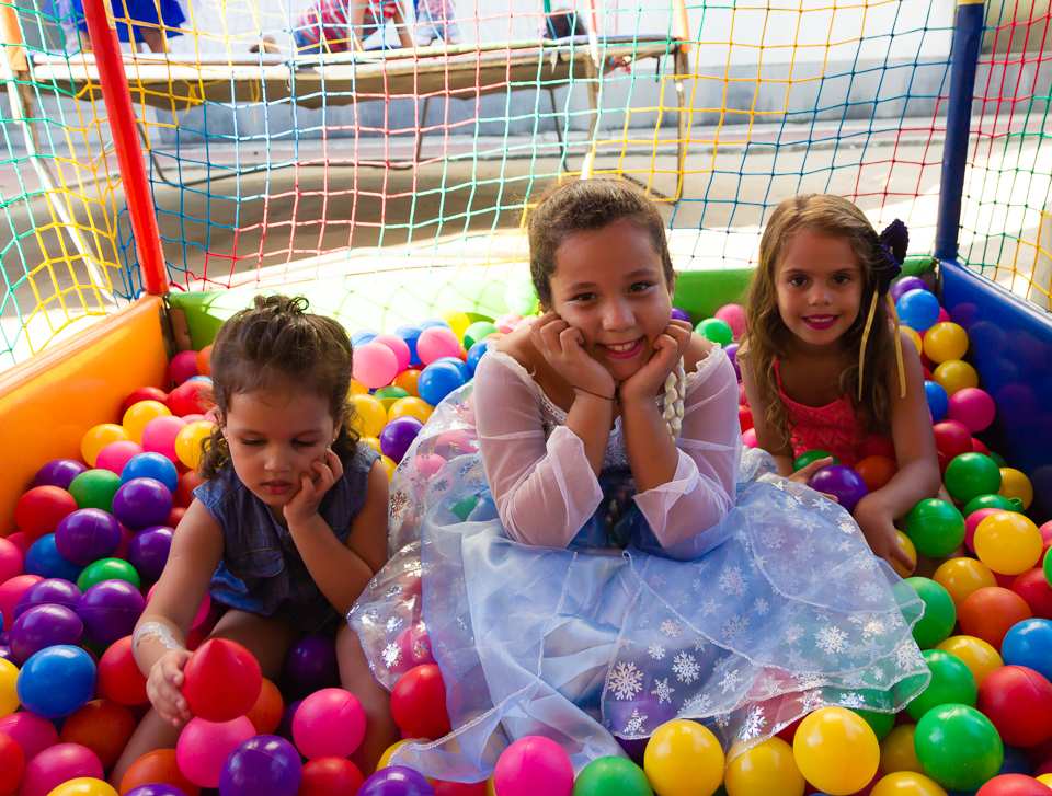 Meninas lindas na piscina de bolinhas pelo fotógrafo Douglas Maia