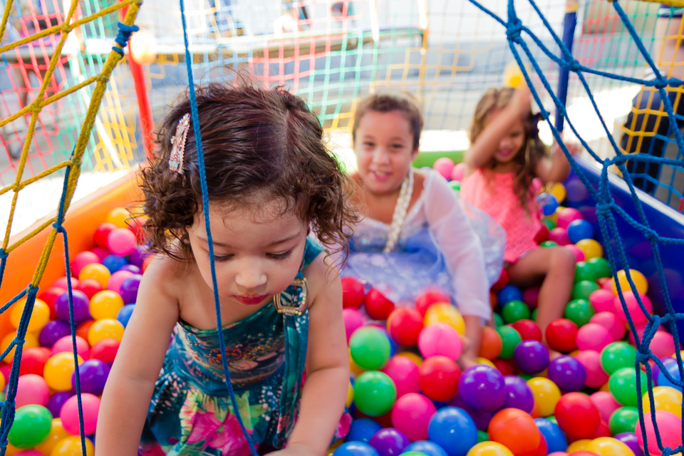 Crianças na piscina de bolinhas pelo fotógrafo Douglas Maia