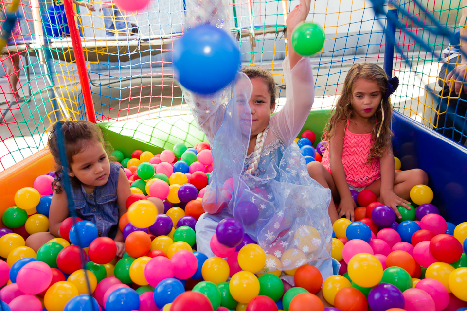 Muita diversão na piscina de bolinhas pelo fotógrafo Douglas Maia