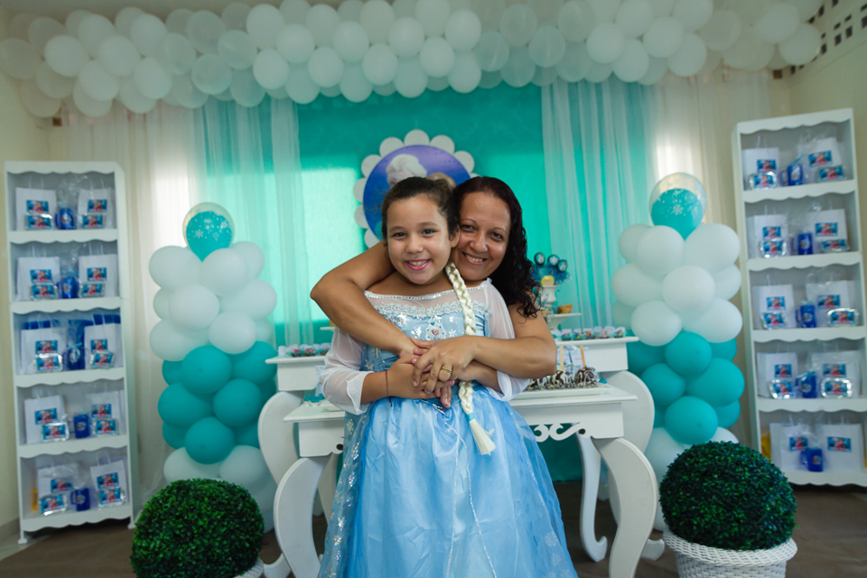 Duda sendo abraçada por sua mãe pelo fotógrafo Douglas Maia