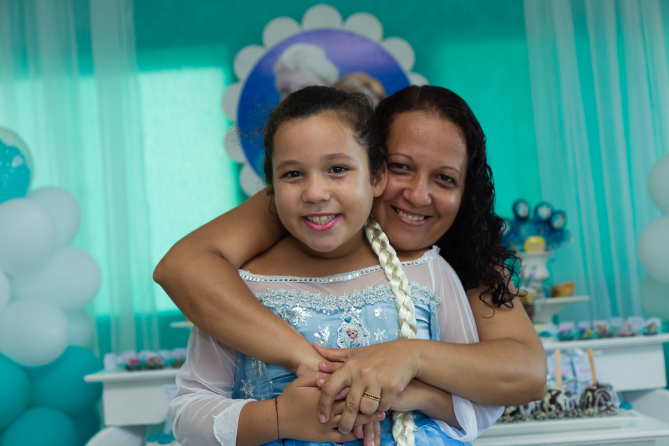 Mamãe abraça Duda pelo fotógrafo Douglas Maia