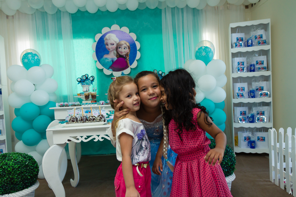 Duda ganhando beijo de amigas pelo fotógrafo Douglas Maia