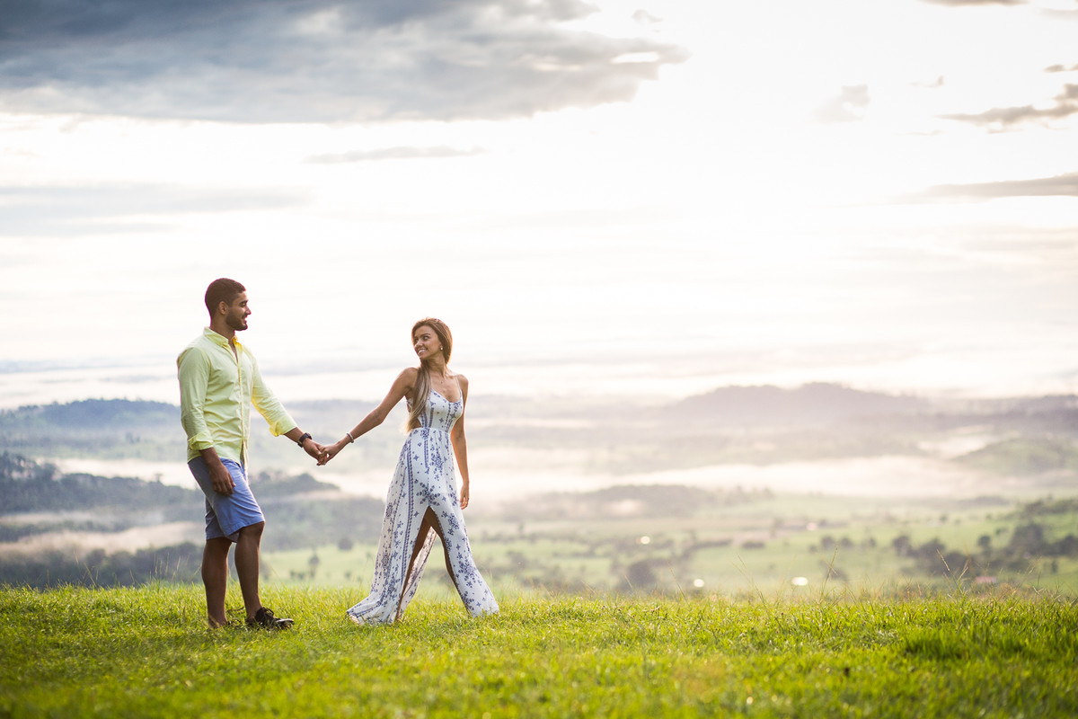 casal de mãos dadas