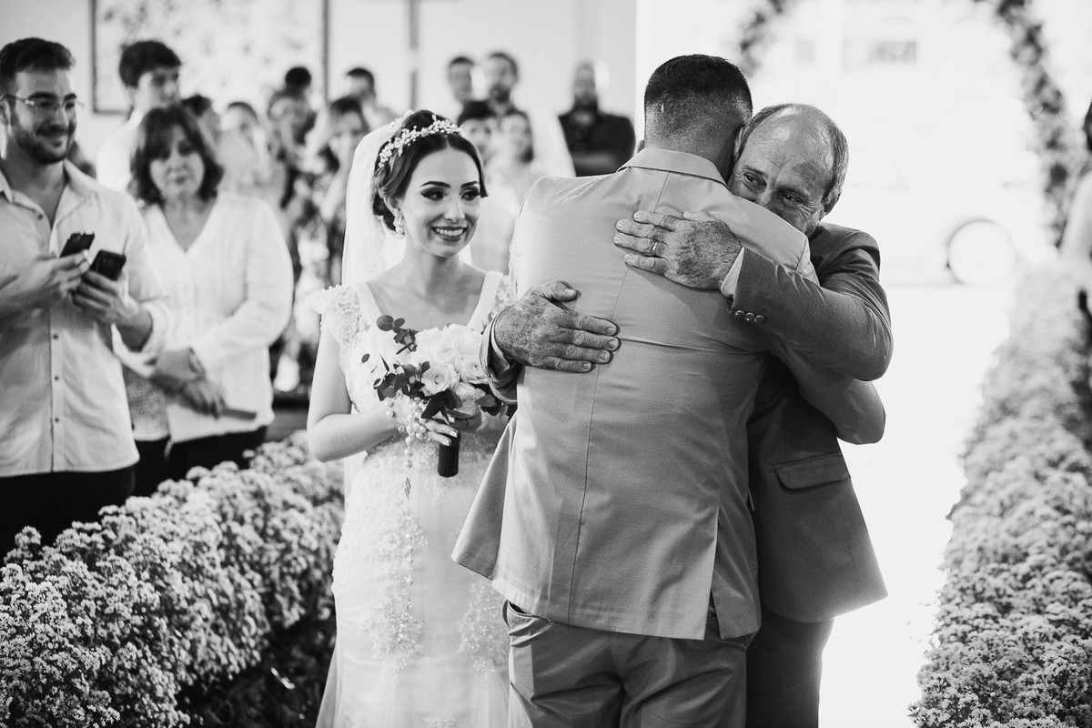 noivo abraçando pai