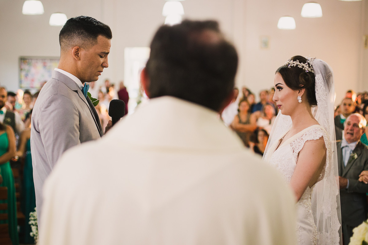 noivo e noiva emocionados