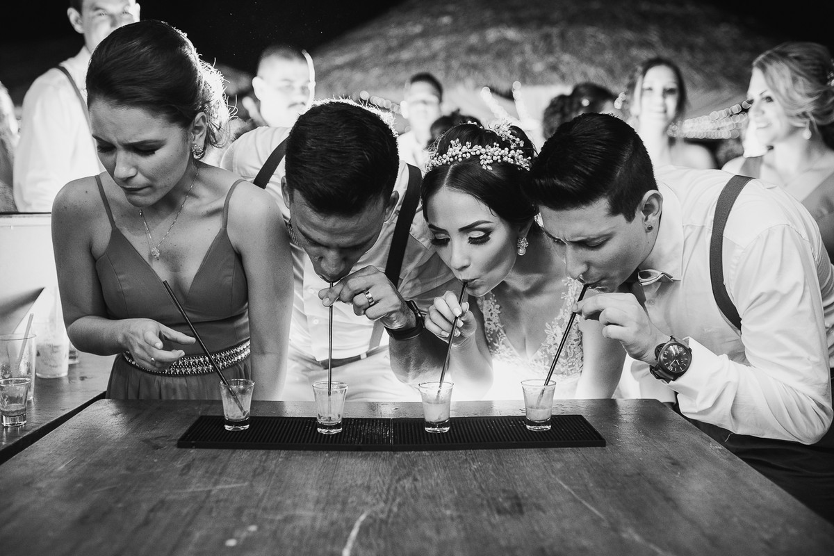 bebendo no casamento