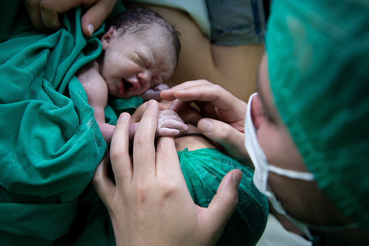 cesariana, fotografia de familia, cesariana, parto, cemox, tania bauer fotografia, tania bauer, fotografa de sao bento do sul, nascimento Alice