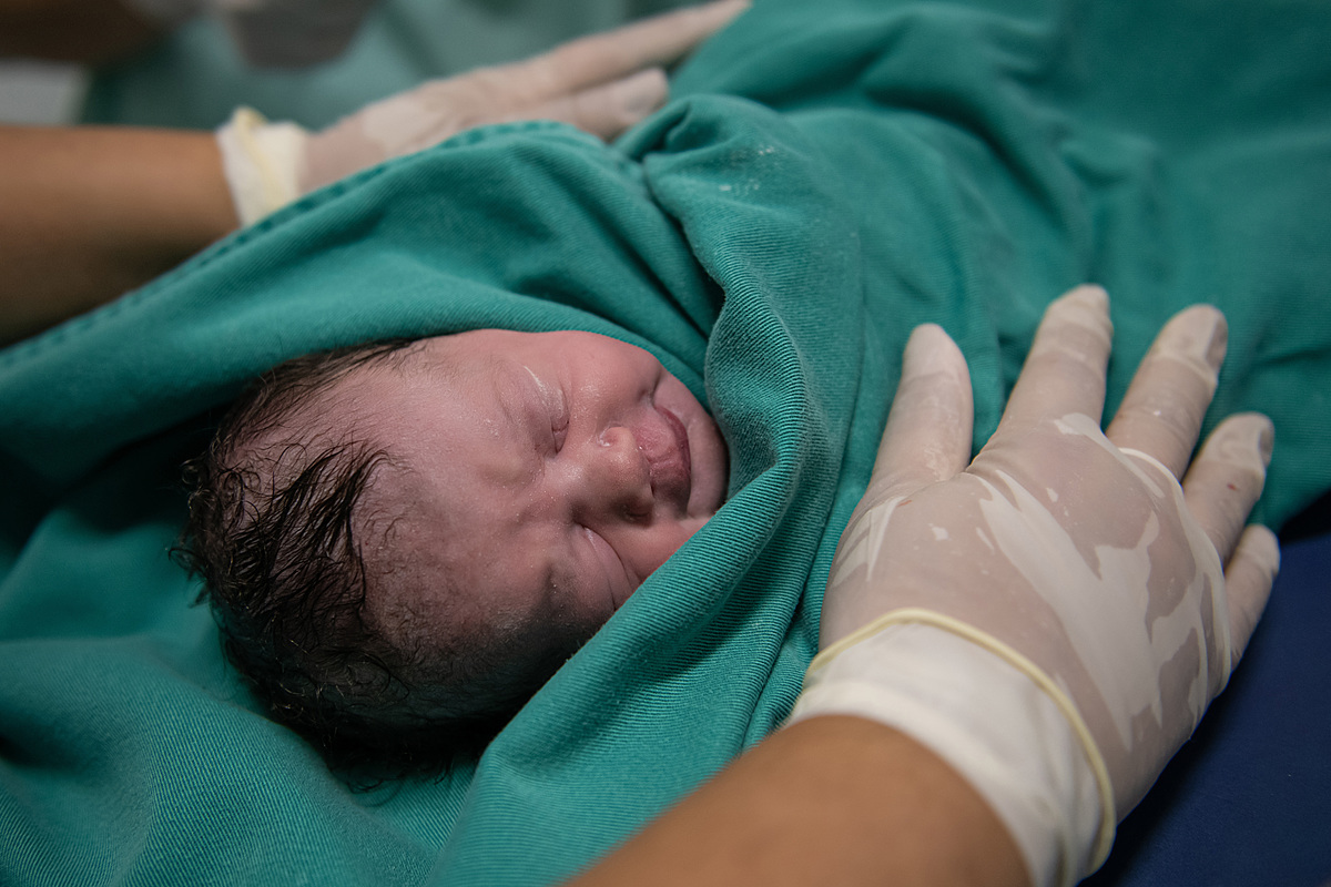 cesariana, fotografia de familia, cesariana, parto, cemox, tania bauer fotografia, tania bauer, fotografa de sao bento do sul, nascimento Alice