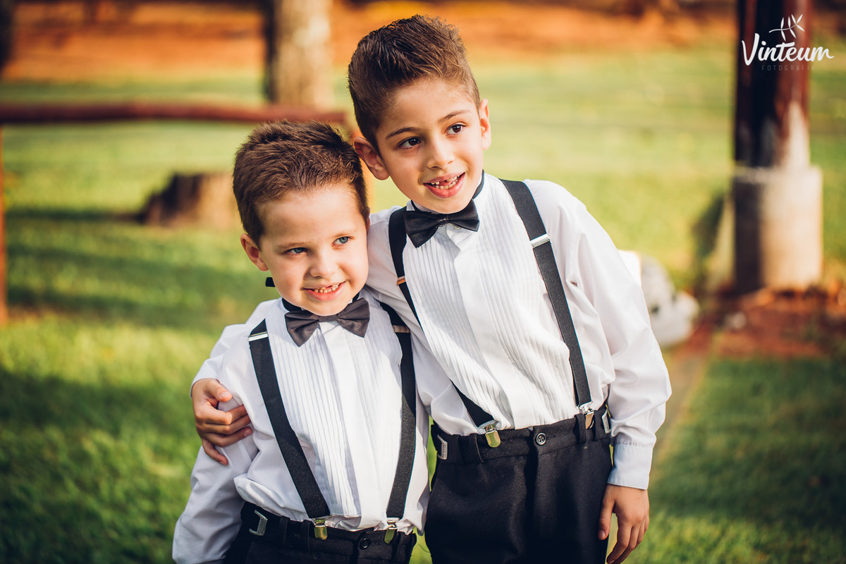 Crianças em casamento ao ar livre