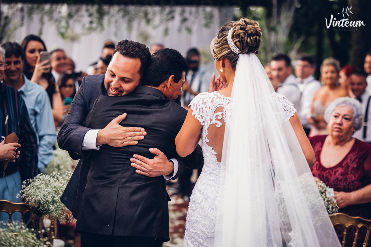 Casamento ao ar livre, cerimônia, abraço