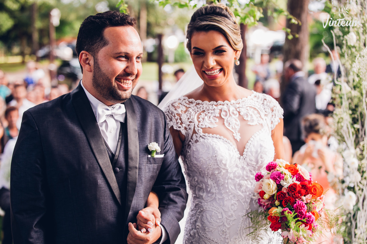 Casamento ao ar livre, noivos, sorrisos