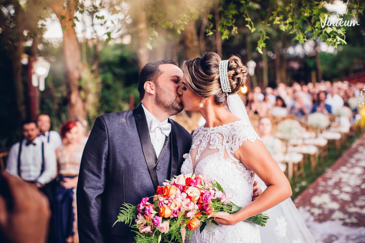 Beijo dos noivos, buquê