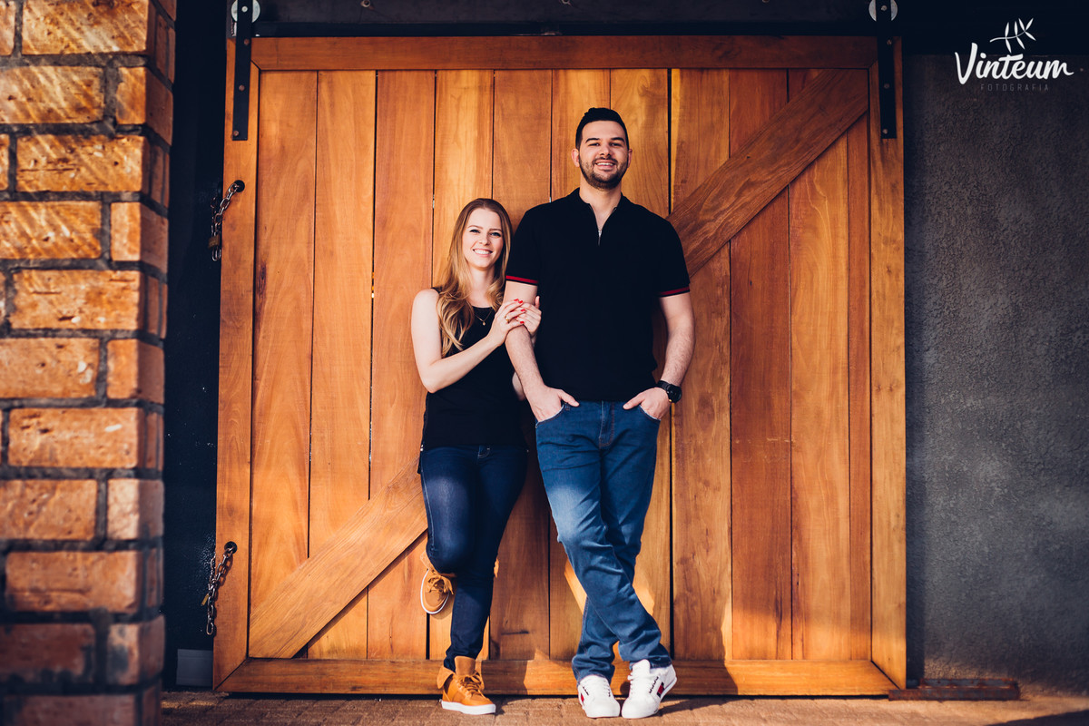 Casal, porta de madeira,