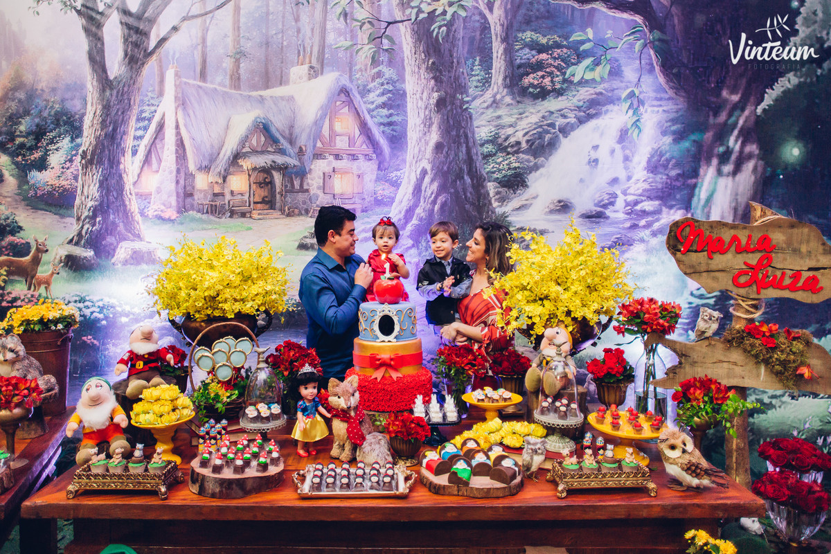 Aniversário de menina, branca de neve, parabéns