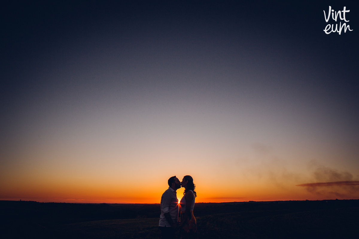 casal sorrindo plantação maringa pr por do sol