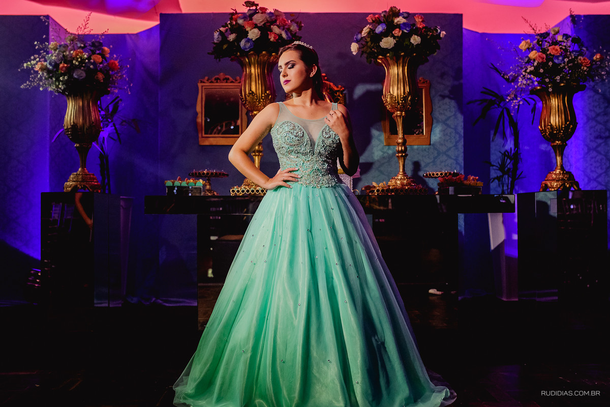 debutante posando em sua festa de 15 anos