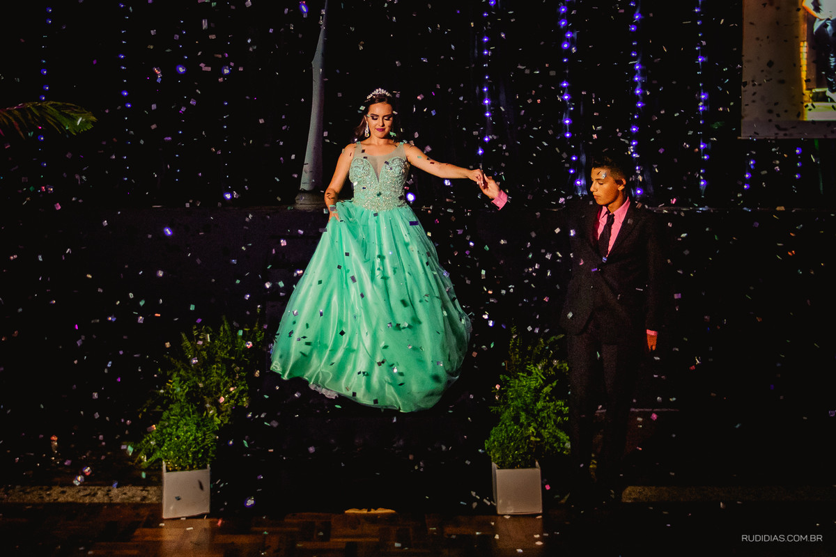 debutante de 15 anos em sua entrada triunfal