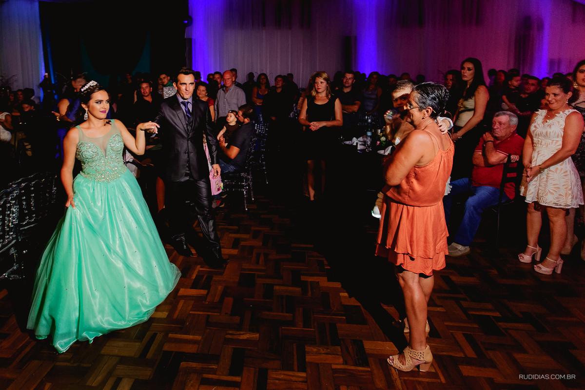 debutante de 15 anos sendo carregada pelo pai