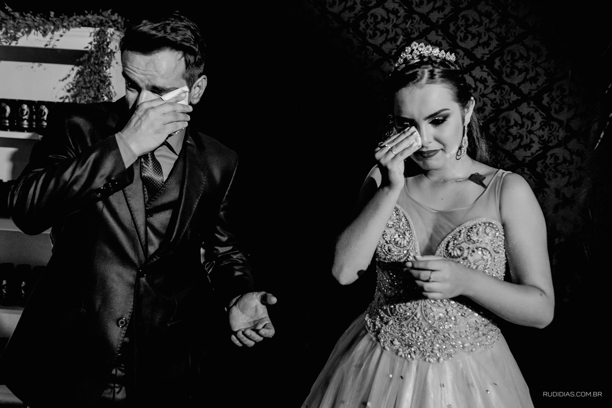 pai e filha se emocionam em seus 15 anos