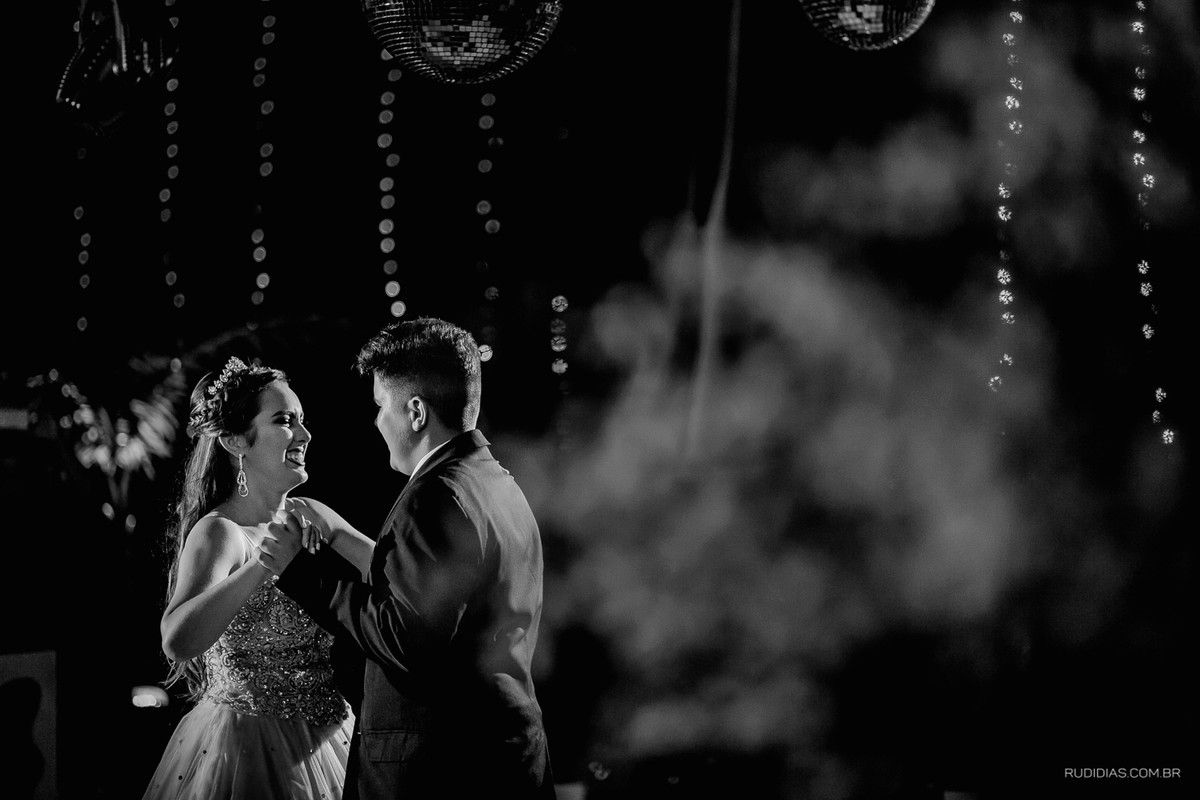 irmao conduz sua filha em sua primeira dança de 15 anos